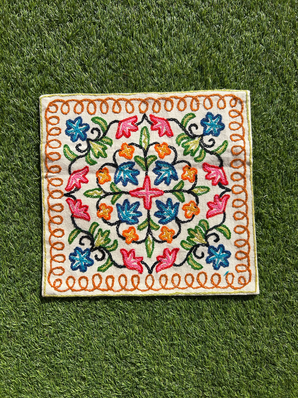 16 in x 16 in Crewel Cushion Covers Flower (White)